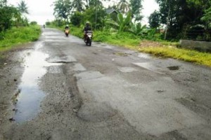 Penampakan jalan baru Awirarangan - Windusengkahan paska perbaikan tambal sulam saat turun hujan.